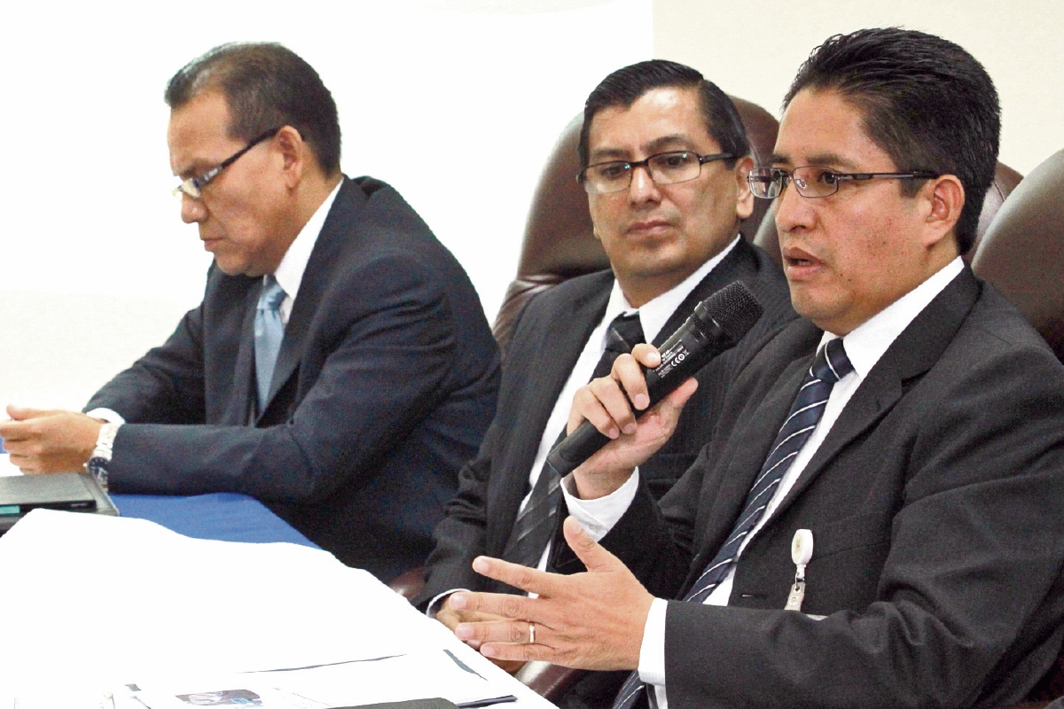 Élder Fuentes —al micrófono— jefe interino de la SAT, concluyó de manera abrupta la conferencia de prensa que ofreció ayer. Lo acompañan los intendentes Alfonzo Castillo y Rudy Pernilla. (Foto Prensa Libre: ESTUARDO PAREDES)