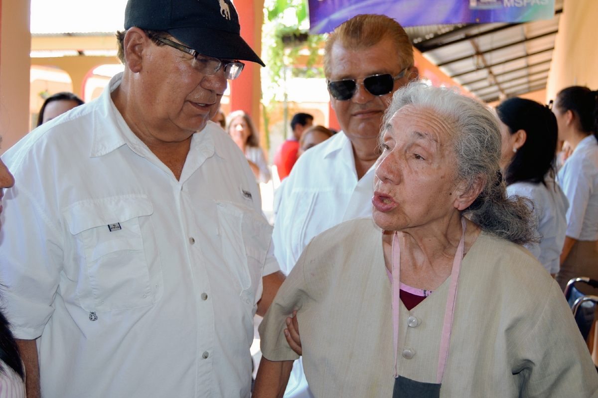 Carlos Vargas, fundador de Esperanza de Vida, junto a una de las ancianas que fue trasladada a Río Hondo, Zacapa. (Foto Prensa Libre: Víctor Gómez)