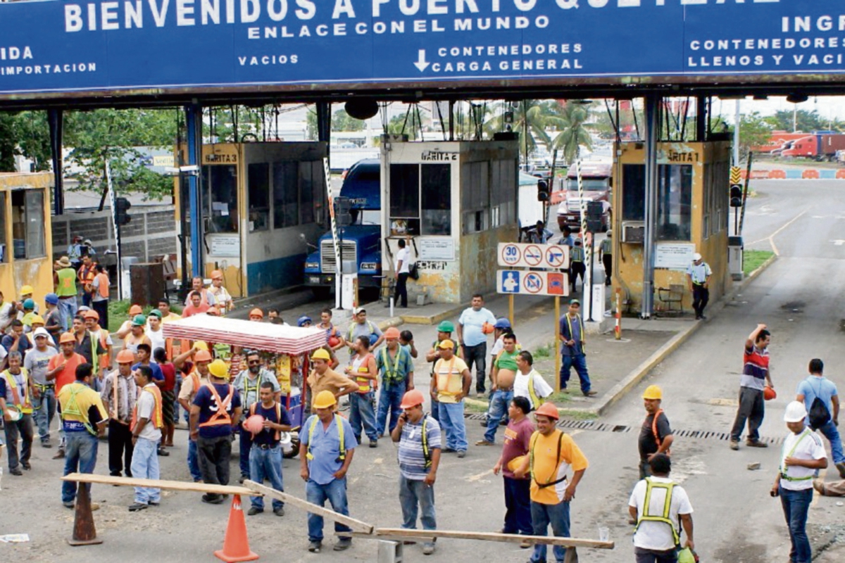 Los pilotos del transporte pesado se apostaron frente al ingreso de la EPQ, en Escuintla, en demanda de atenciones.