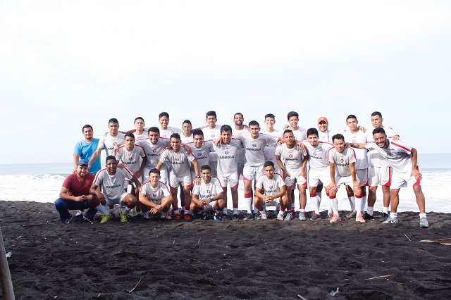 El equipo quetzalteco terminó su preparación en la playa. Hoy descansa y mañana continuará los entrenamientos en Xela. (Foto Prensa Libre: cortesía Club Xelajú MC)