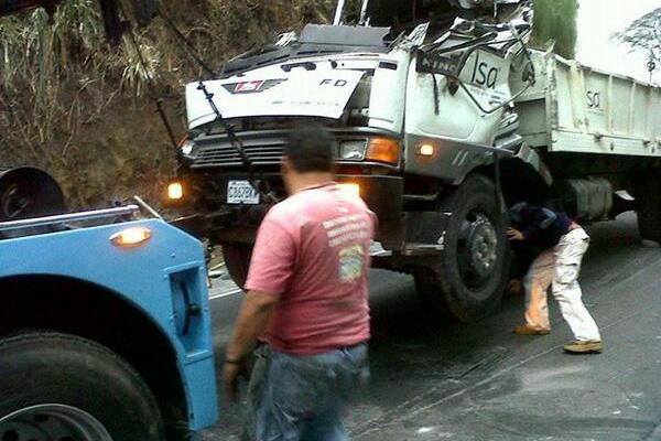 Una grúa retiró al camión a las 6.30 horas. (Foto Prensa Libre: PMTSCP)