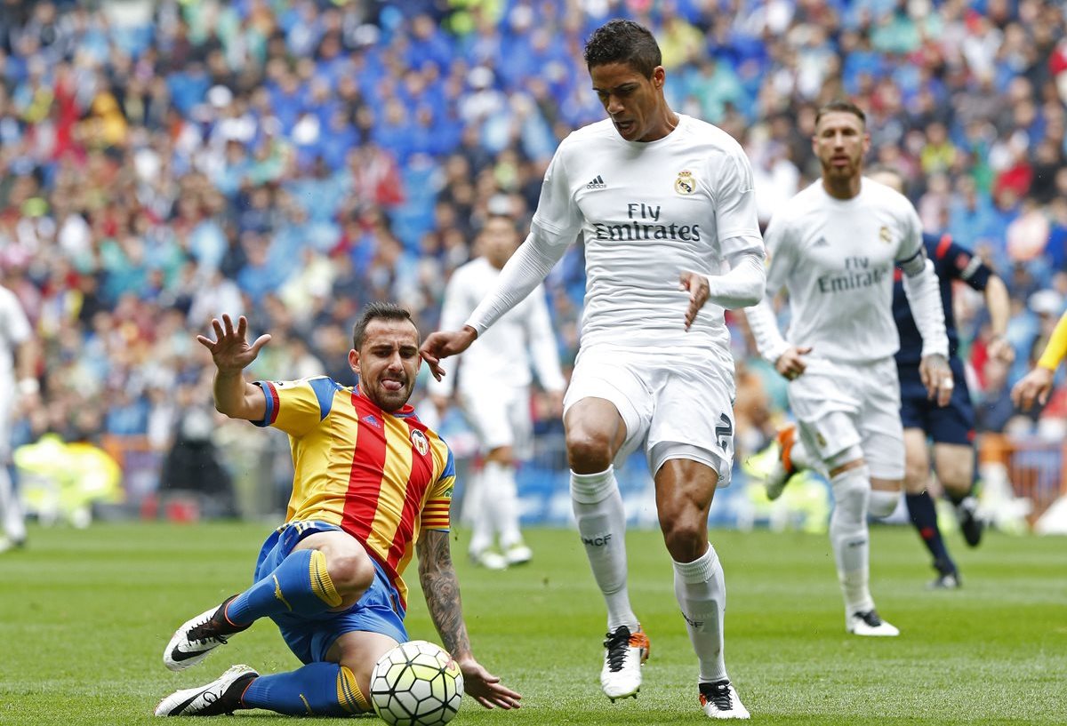 El defensa del Real Madrid, Raphael Varane, es de los favoritos de la afición para jugar con Francia en la Eurocopa. (Foto Prensa Libre: EFE)