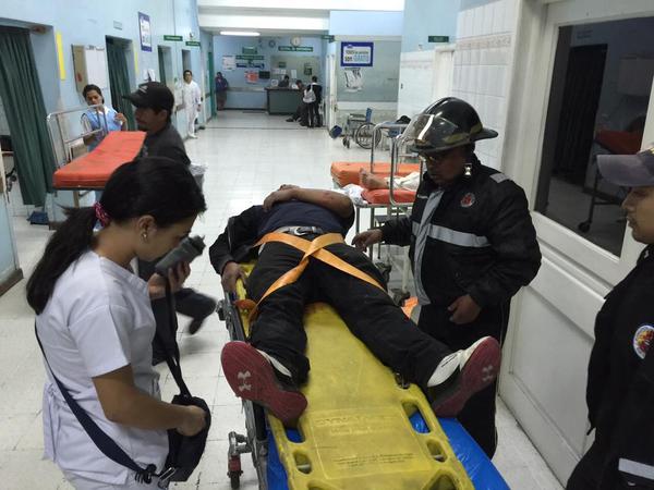El pasajero y piloto de un bus de rutas cortas resultaron heridos de bala durante un ataque armado. (Foto Prensa Libre: CBV)