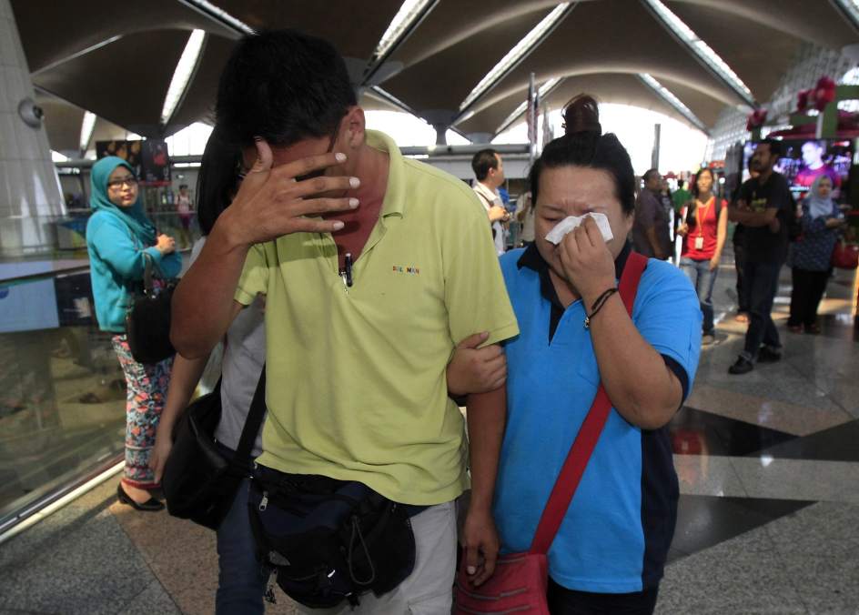 Familiares de los pasajeros lloran al enterarse que el avión perdió contacto con autoridades de aviación. (Foto Prensa Libre: AFP).
