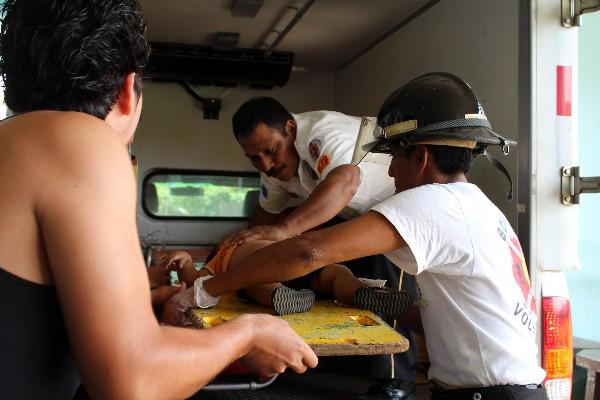 bomberos Voluntarios trasladan a bebé  accidentada en Santa Cruz Muluá, Retalhuleu.