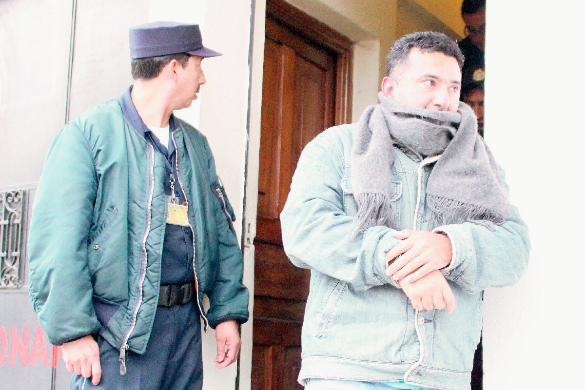 Luis Castillo Torres es trasladado hacia el Tribunal de Sentencia en la cabecera de San Marcos. (Foto Prensa Libre: Aroldo Marroquín)