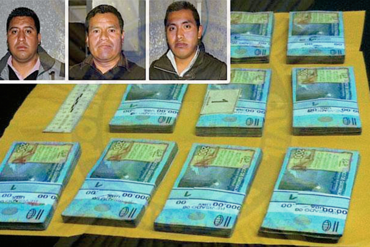 Los detenidos portaban Q200 mil en efectivo y cheques por aproximadamente Q1 millón, en Quetzaltenango. (Foto Prensa Libre: PNC)