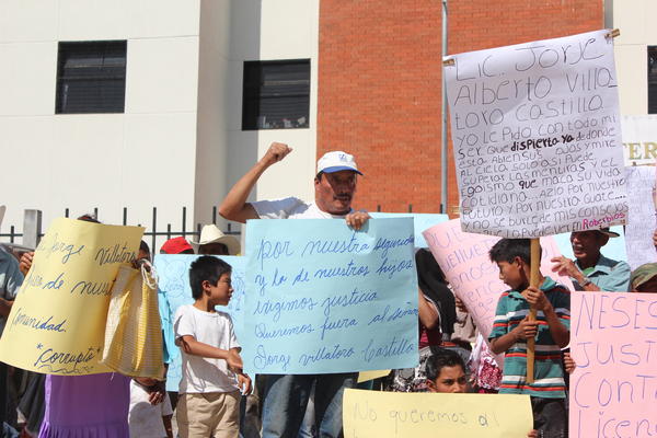 Vecinos afectados se plantaron frente a la fiscalía distrital del Ministerio Público. (Foto Prensa Libre: Mike Castillo)
