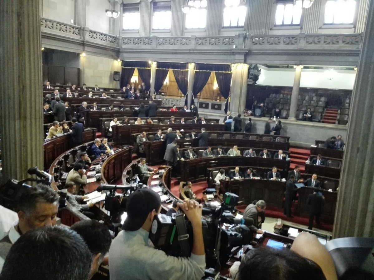 Diputados en el hemiclo parlamentario. (Foto Prensa Libre: Edwin Bercián)