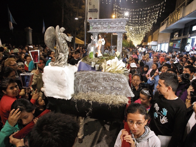 las posadas recuerdan el peregrinaje de San José y La Virgen María antes del nacimiento de Jesús. (Foto Prensa Libre: Érick Ávila)