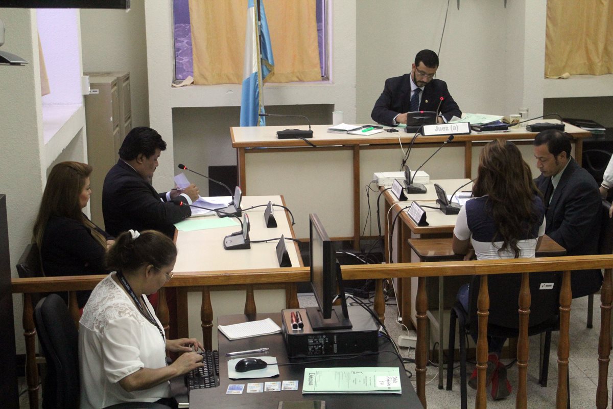 Periodista afectada rinde declaración en el Tribunal de Sentencia de Jalapa, por caso de agresión. (Foto Prensa Libre: Hugo Oliva)