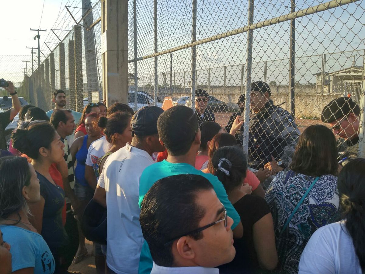 Familiares preguntan por sus seres queridos en las afueras de la Penitenciaría Agrícola de Monte Cristo en Brasil, luego del motín que dejó 25 muertos. (Foto Prensa Libre: EFE).