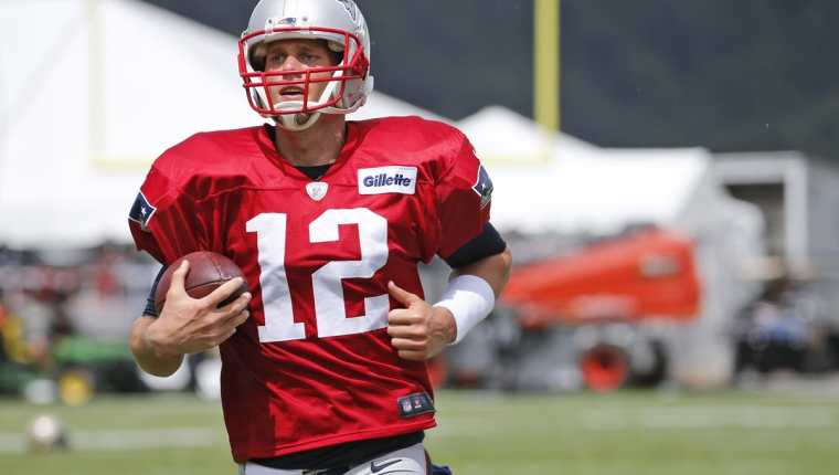 Tom Brady corre con el balón en la práctica de los Patriots y los New Orleans Saints. (Foto Prensa Libre: AP)