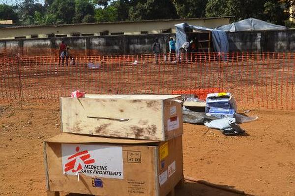 Varias personas que podrían estar infectadas con el virus ébola en Guinea. (Foto Prensa Libre: AFP).