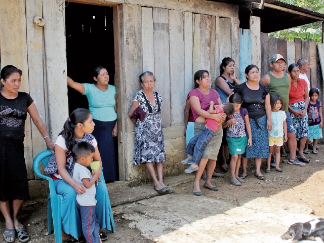 El Gobierno tiene en el olvido a unas 540 personas. Pese a la firma de los acuerdos de paz, hace casi 20 años, este grupo sigue en México. (Foto Prensa Libre: Mike Castillo).