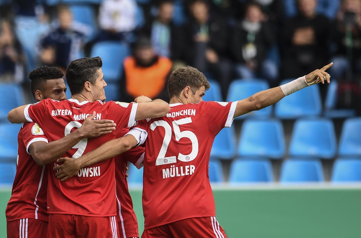 Robert Lewandowski sigue imparable y colaboró con goles en la victoria del Bayern. (Foto Prensa Libre: EFE)
