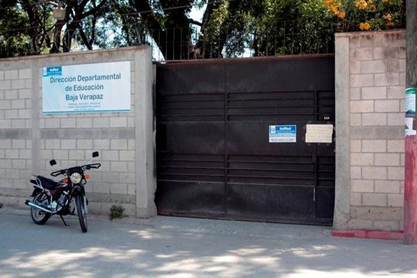 Las instalaciones de la Dideduc de Salamá permanecen cerradas por la protesta de empleados administrativos, que denuncian politización de plazas. (Foto Prensa Libre: Carlos Grave) <br _mce_bogus="1"/>