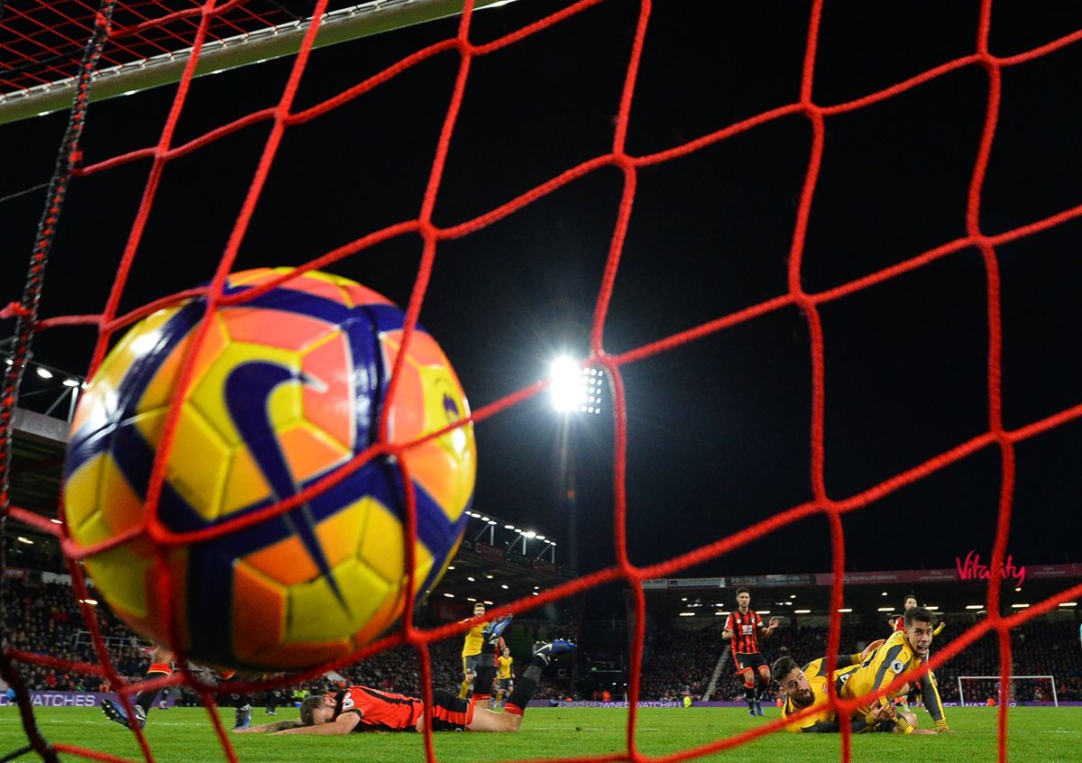 Olivier Giroud, en el suelo, decreta el definitivo 3-3 del Arsenal contra el Bournemouth (Foto Prensa Libre: AFP)