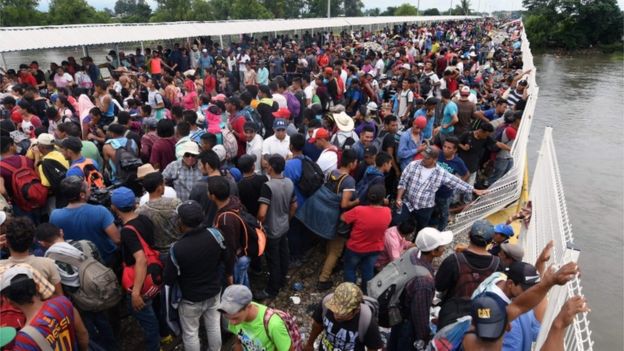 Se espera que aún más migrantes lleguen al puente en la frontera entre Guatemala y México. (AFP)