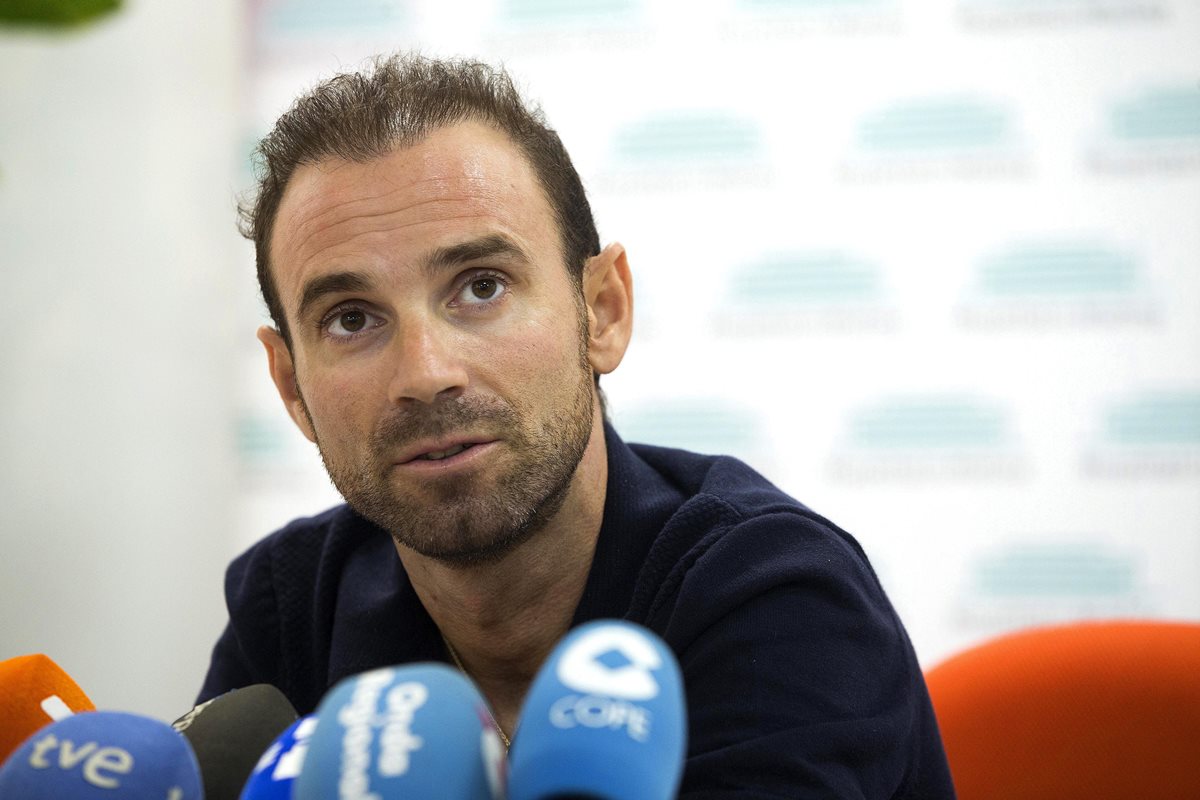 Alejandro Valverde ofreció una conferencia de prensa para informar sobre la operación y recuperación de su pierna izquierda. (Foto Prensa Libre: EFE)