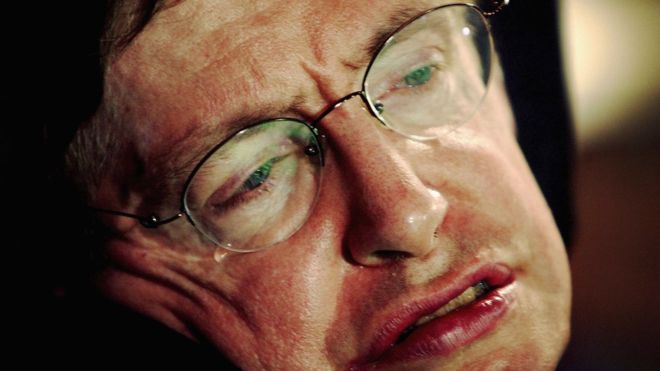Stephen Hawking fue perdiendo sus capacidades motrices desde joven por la esclerosis lateral amiotrófica que padecía. (Foto Prensa Libre:GETTY IMAGES)