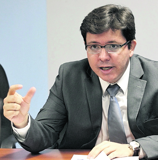 Julio Héctor Estrada administrará el presupuesto del Estado por Q70 mil 796 millones para el ejercicio 2016. (Foto Prensa Libre: Oscar Rivas)