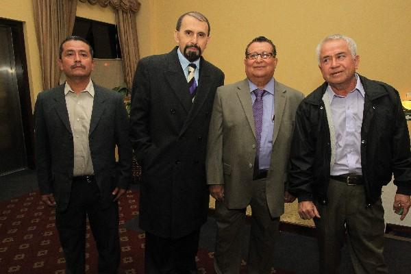 Sergio Aldana —segundo de Izq.— junto  a otros dirigentes de Steplea, en un hotel de la zona 4.