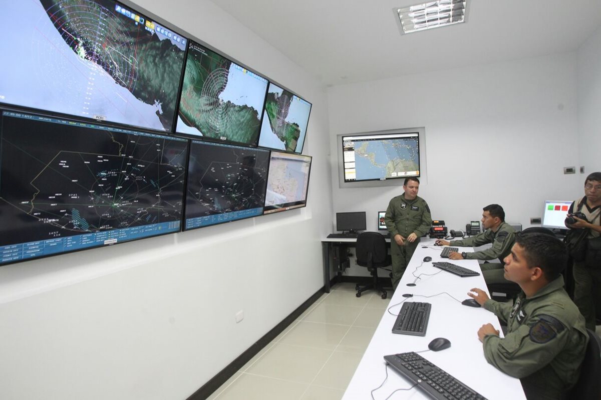 Tres radares fueron instalados en el área sur y norte del país para detectar tráfico aéreo ilícito. (Foto Prensa Libre: Hemeroteca PL)