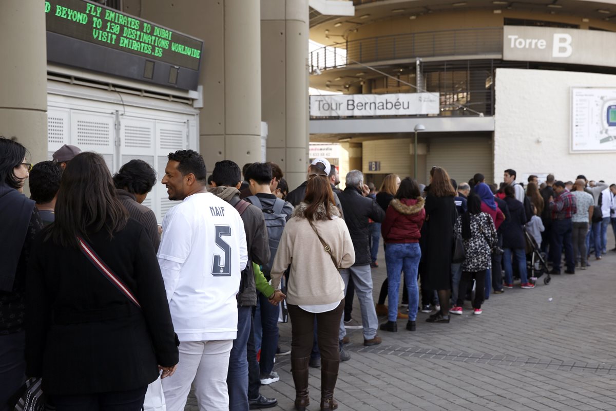 Largas colas de aficionados en las inmediaciones del estadio Santiago Bernabéu. (Foto Prensa Libre: EFE)