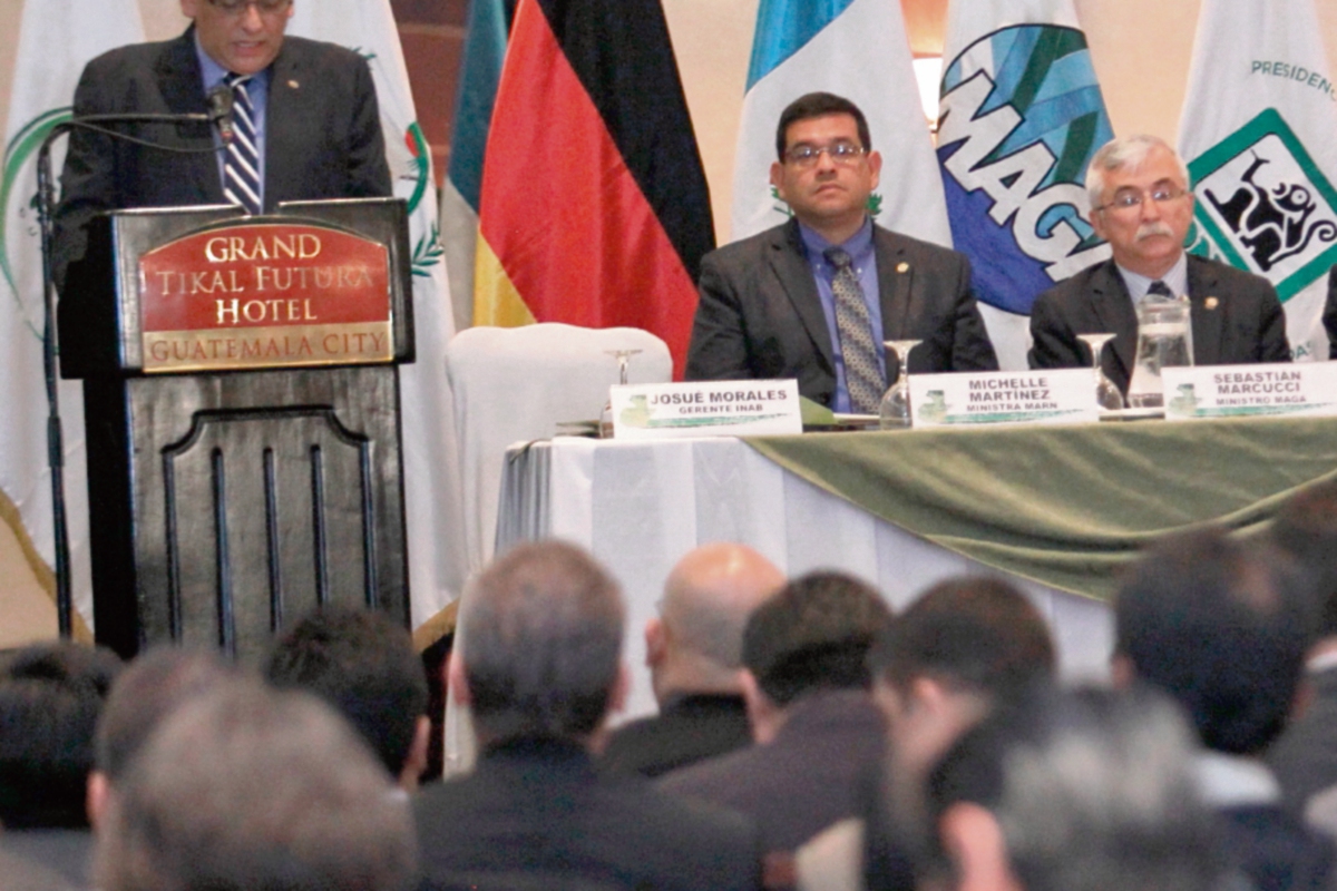 El Grupo Interinstitucional de Monitoreo de Bosques presenta el mapa de cobertura forestal. (Foto Prensa Libre: Estuardo Paredes)