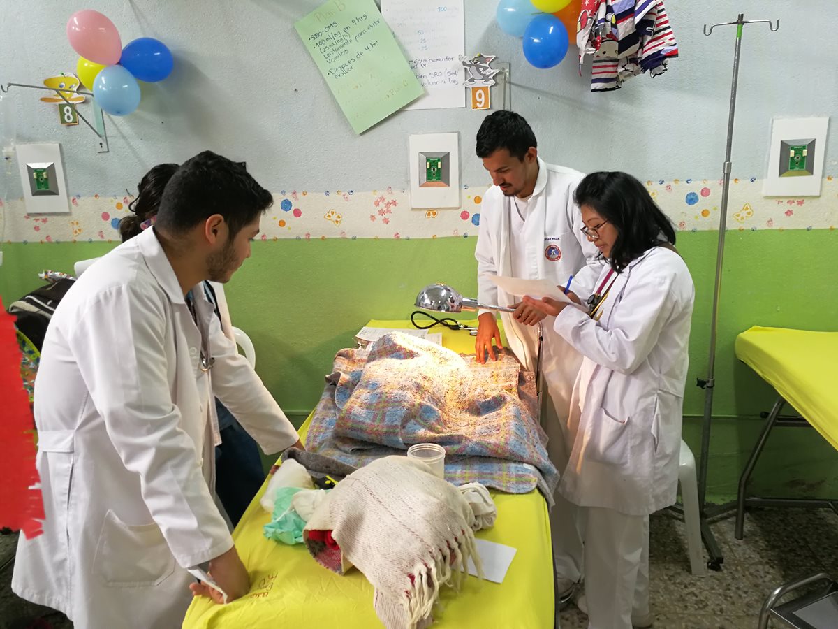 Médicos del Hospital Regional de Occidente revisan al recién nacido que fue localizado con hipotermia. (Foto Prensa Libre: Fred Rivera)