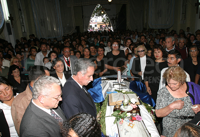 El presidente Óscar Berger y vicepresidente Eduardo Stein participan en el sepelio del padre Chemita en la parroquia Santo Cura de Ars. (Foto: Hemeroteca PL)