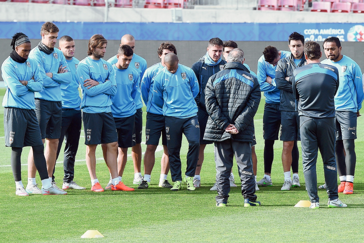 Los jugadores de Uruguay, seguirán al pie de la letra de su entrenador Óscar Tábarez. (Foto Prensa Libre: AFP)