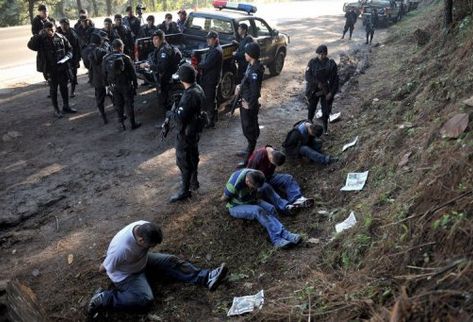 Policía exhibe a cuatro sospechosos de  pertenecer al cartel mexicano de Los Zetas tras su arresto en Coban el 20 de diciembre de 2010. (Archivo)
