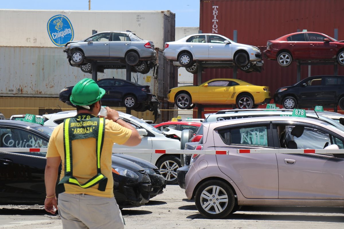 Vehículos, contendores y camiones serán subastados por la SAT. (Foto Prensa Libre: Dony Stewart)