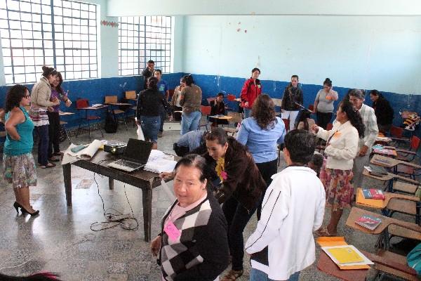 Docentes trabajan  en  dinámicas para la enseñanza de lectoescritura, en Jalapa.