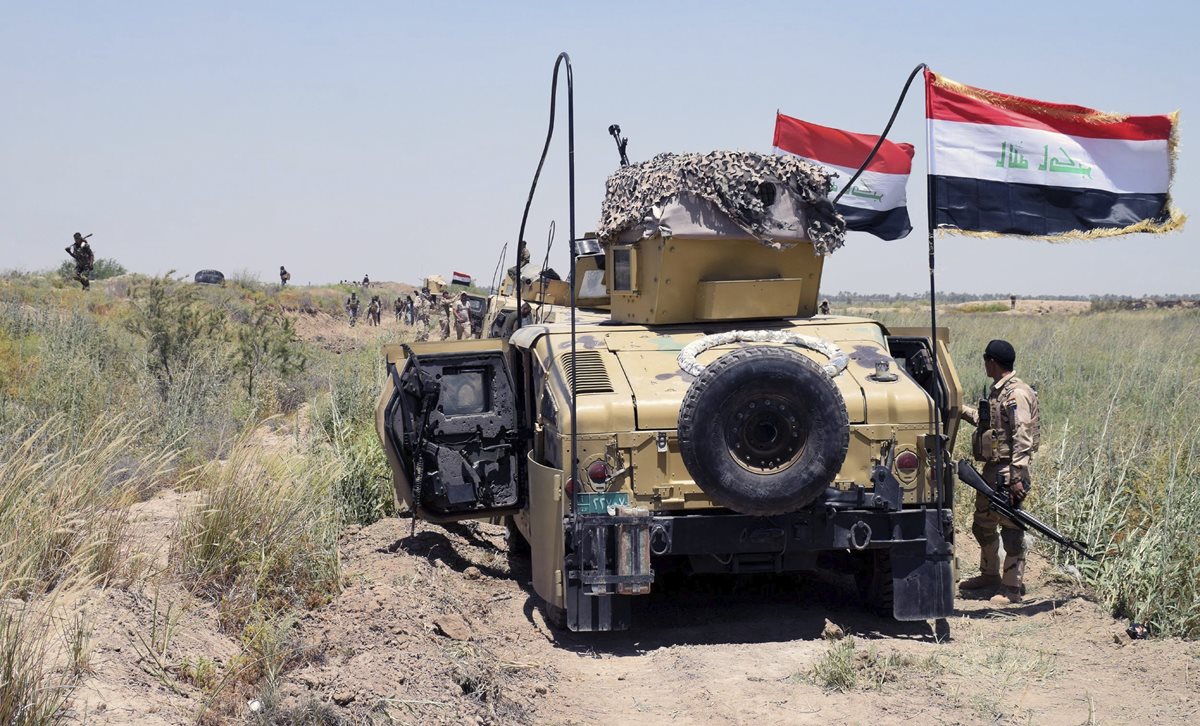 Soldados del Ejército iraquí toman posiciones en las inmediaciones del suroeste de Faluya. (Foto Prensa Libre: EFE).