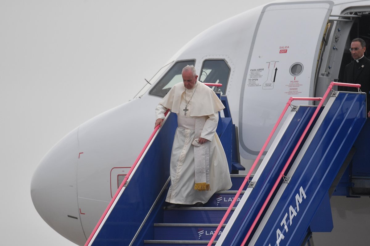 El papa Francisco llega a Lima después de un agitado viaje a Chile. (Foto Prensa Libre: EFE)