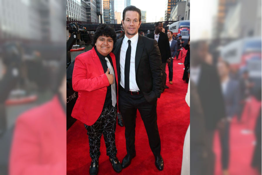 Juliocésar Chávez posa junto al astro de Hollywood Mark Wahlberg, en el estreno mundial de la nueva película de Transformers. (Foto Prensa Libre: Giovanni Bautista)