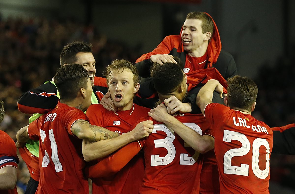 Jugadores del Liverpool festejan luego de conseguir el pase a la final de la Copa de la Liga inglesa. (Foto Prensa Libre: AP)
