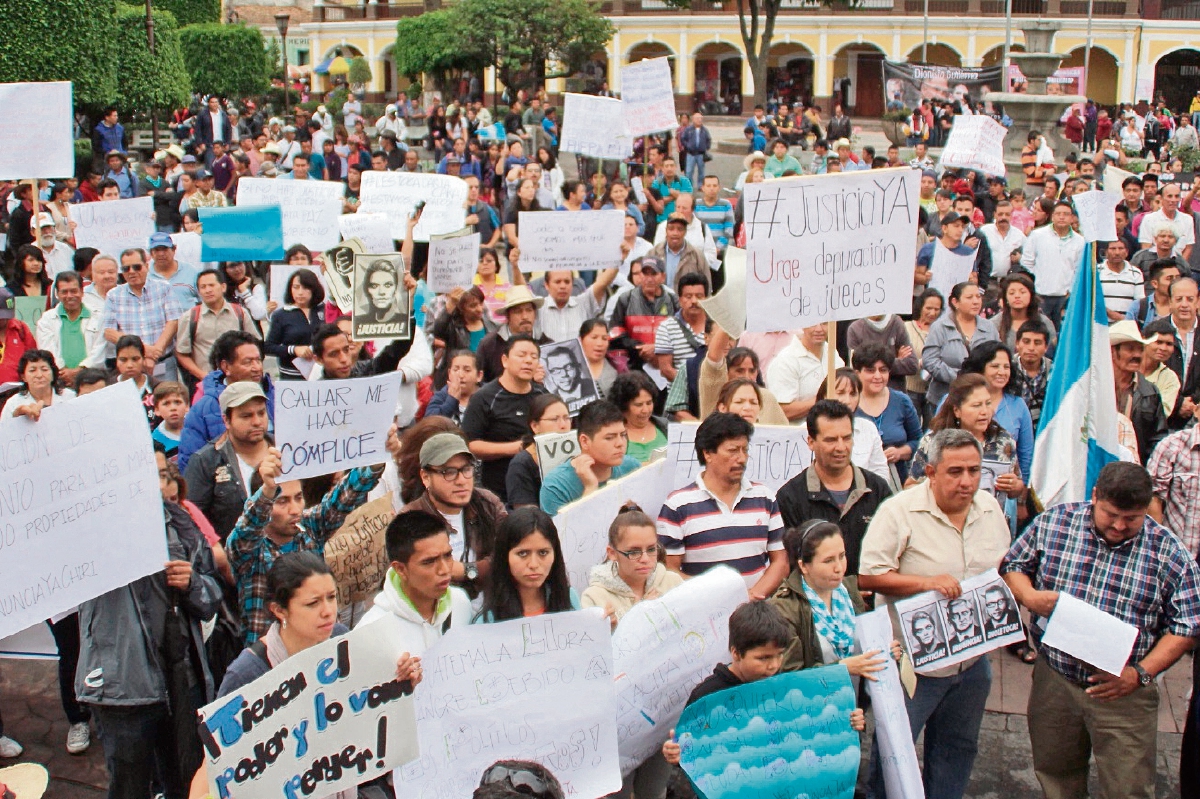 Manifestantes pidieron la renuncia del alcalde Augusto Gómez y de 10 diputados por ese distrito.