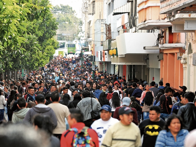 Las actividades de comercio y consumo en general se incrementarán esta semana por el pago del aguinaldo. (Foto Prensa Libre: Carlos Hernández Ovalle)