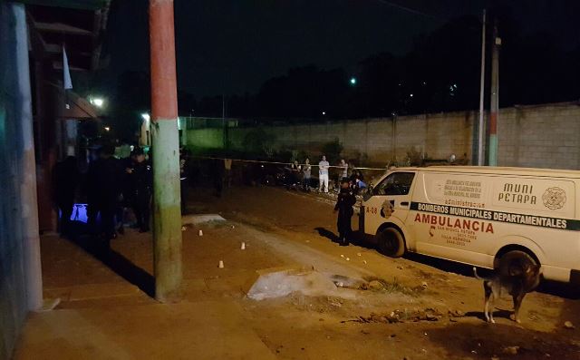 El atentado en la zona 8 de San Miguel Petapa dejó un muerto y un herido. (Foto Prensa Libre: Asonbomd)