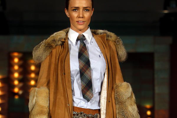 Conjunto de ropa de la colección para mujer, de la marca Cardon, de Argentina, presentado en la Santiago Fashion Week 2014, en Santiago de Chile. (Foto Prensa Libre: EFE)