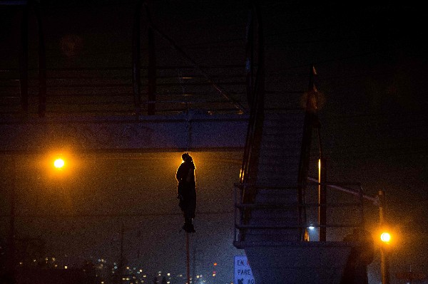 El cuerpo de un hombre cuelga de un puente en Tijuana, al noroeste de México.(Foto Prensa Libre: AFP)