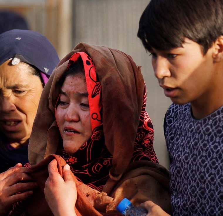 Una mujer llora la muerte de su hijo en un atentado suicida en Kabul (Foto Prensa Libre: EFE)