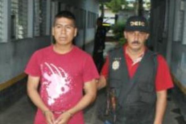 El detenido fue llevado a la cárcel departamental de Santa Elena, Flores. (Foto Prensa Libre: Rigoberto Escobar)