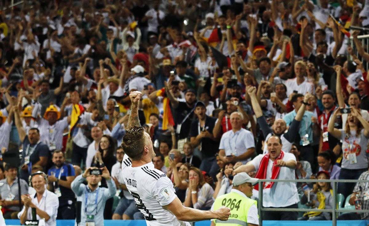 Toni Kroos celebra eufórico el gol del triunfo de Alemania sobre Suecia. (Foto Prensa Libre: AFP)