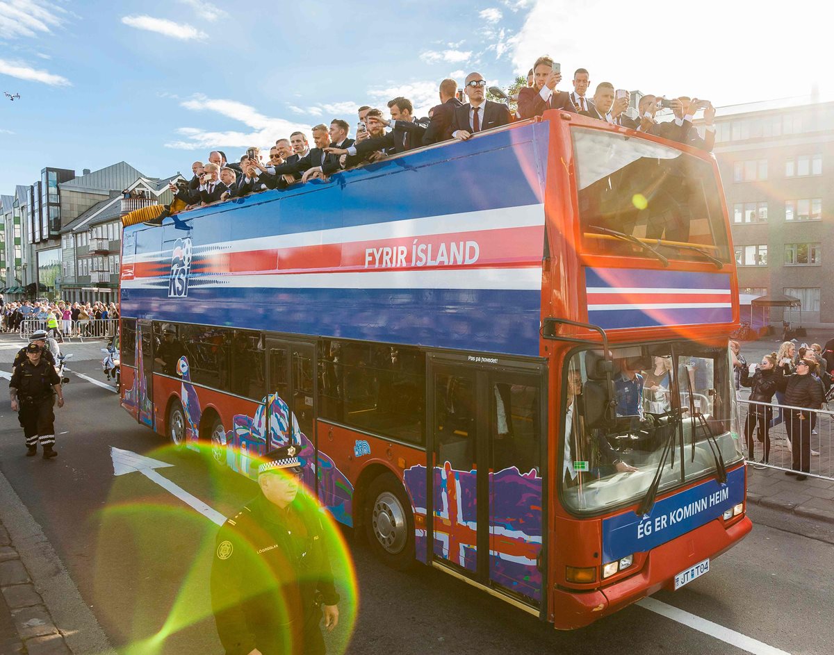Los jugadores de Islandia se movilizaron en este autobús para saludar a su afición. (Foto Prensa Libre: AFP)