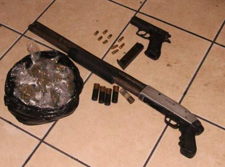 Armas, municiones y marihuana decomisadas a los presuntos delincuentes en Masagua, Escuintla. (Foto Prensa Libre: PNC).
